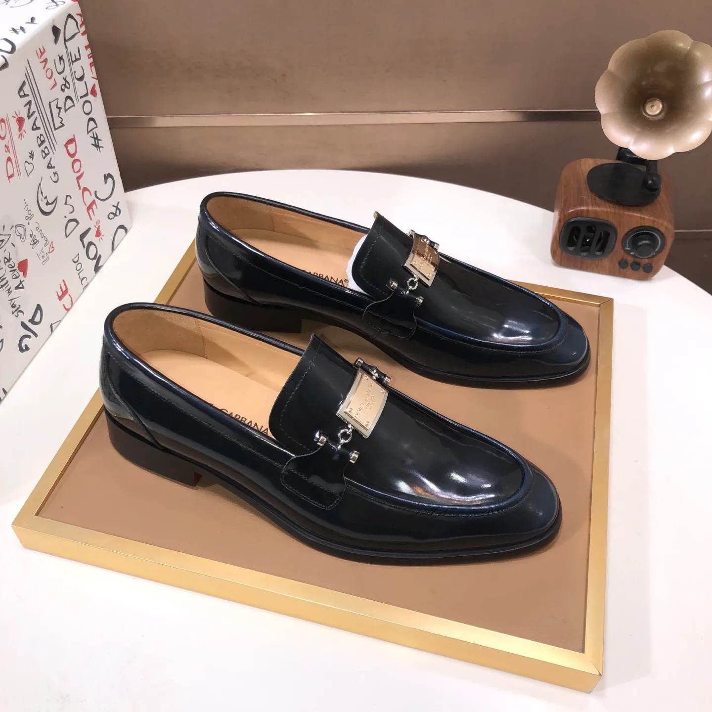 Ex-factory price 500💰DG top quality🔍🔍men's new leather shoes🚹Sold simultaneously at counters⚠Shoe uppers are imported cowhide from Italy, fully imported cowhide lining, imported accessories💪💪, completely 1⃣️ to 1⃣️replica🇮🇹 💪💪, ⚠Sole: The original sole is specially provided by the original factory, the exclusive movable molded sole is super comfortable, ⚠The original factory follows the order, 🔍🔍high quality, you can enter and exit the counter at will, welcome to compare ⚠Number of sizes: 38-44 (45 customized)